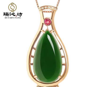 精致典雅 菠菜綠和田玉大碧玉吊墜，18K金鑲鉆，展現(xiàn)東方女性魅力
